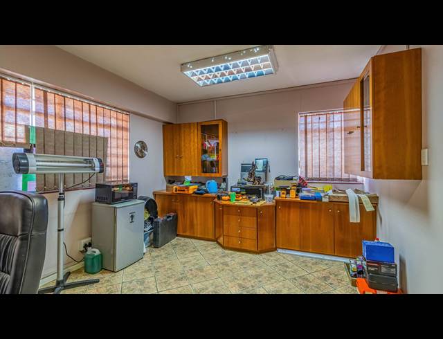 1,963M² FACTORY FOR SALE IN BOOYSENS